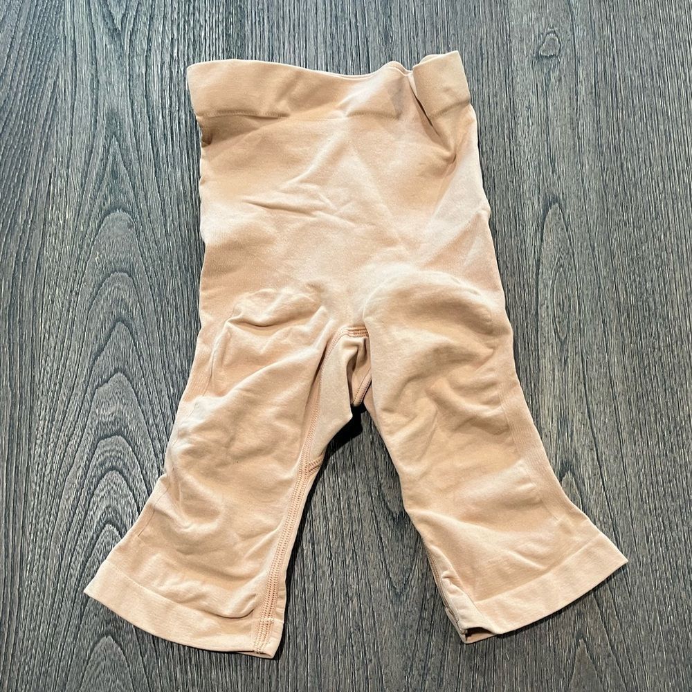 NWOT SKIMS Sculpting Above the Knee Shorts - Size S/M